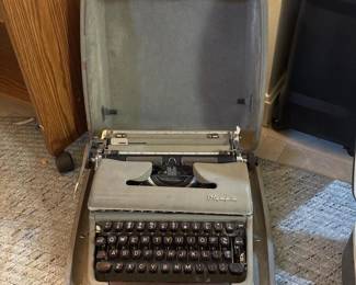 259 vintageolympiadeluxetypewriterwith