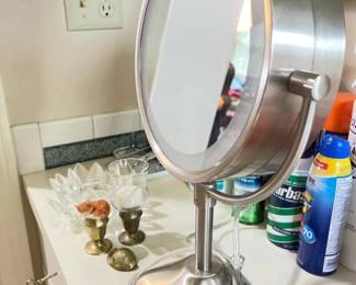 135 lightedmagnifyingmirrorwithdecor