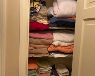 301 assortedbathtowelsandlinenslot