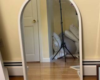 284 archedwallmirrorwithwhiteframe