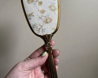 136 vintagegoldtonefloralvanityhairbru