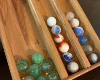 206 smalllotofassortedmarblesintray