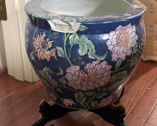003 chinesebluefloralfishbowlplanterwi