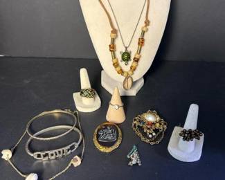 106 assortedvintageandcostumejewelrycol