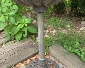 087 metalpedestalbirdbath