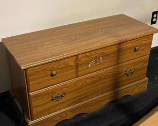 184 woodenblanketchestwithcontents