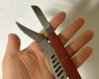 049 pairofpocketknives