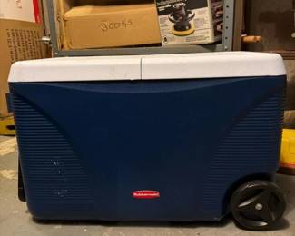 209 rubbermaidwheeledcoolerwithtelescopi