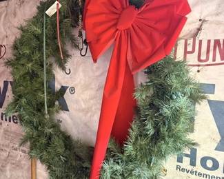 032 artificialholidaywreathwithredbowa