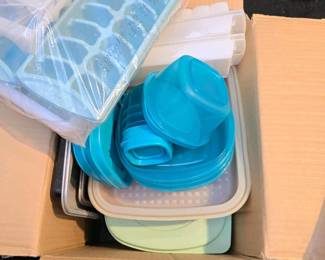 078 boxofassortedplasticfoodstoragecon