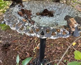 304 castironbirdbathwithdecorativebird