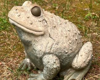 247 concretegardenfrogstatue