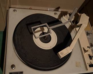Vintage GE Wildcat portable record player