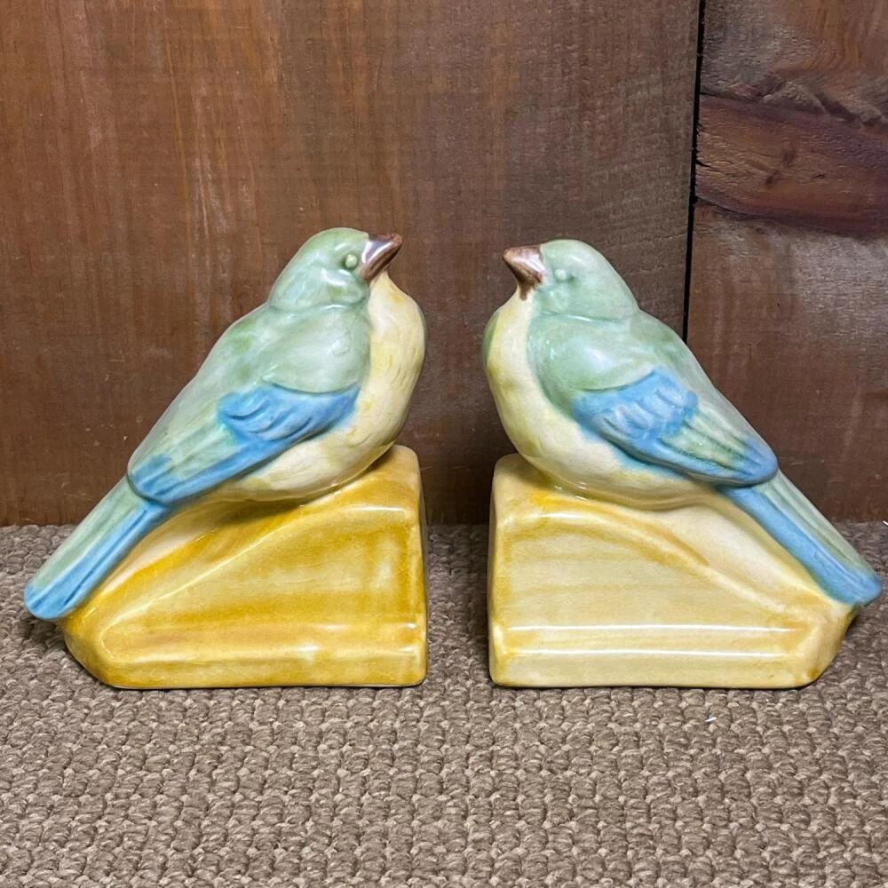001 pairofartpotterybirdbookendsinpas