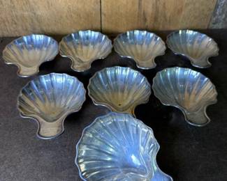 033 shellshapedsilverplateddishesinthe