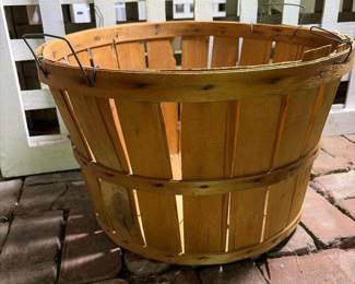 091 largewoodenbushelbasketwithwirehan