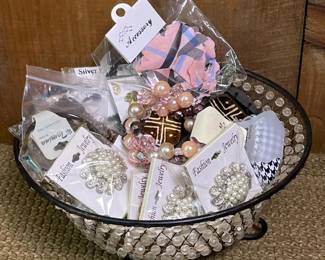 064 assortedcostumejewelryandaccessories