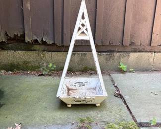 032 whitepaintedmetalplanterwithpyramid