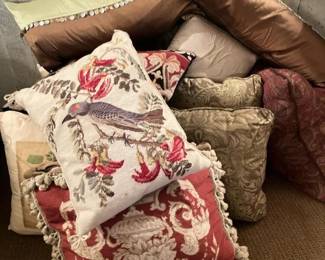 114 assorteddecorativethrowpillowsinvar