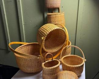 022 eightwovenrattanandwoodhandlebaske
