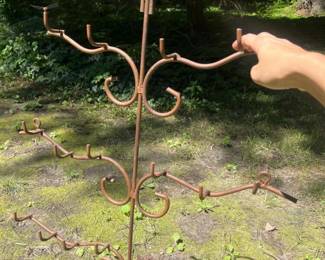 028 metalscrollworkdisplaystandwithcurv