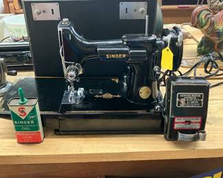 Singer feather with case and accessories, working 