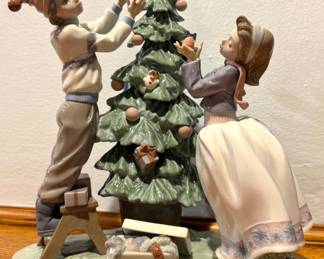 Lladró Christmas Tree Decorating Family Porcelain Figurine