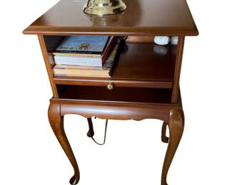 039 Queen Anne Cherry Wood Nightstand with Lamp