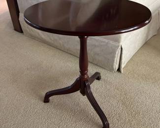 003 Mahogany Pedestal TiltTop Side Table
