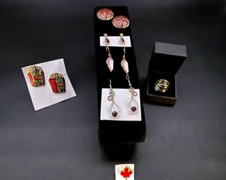 Vintage And Novelty Jewelry