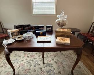 Antique Queen Anne Style Dining Table and Chairs (6)
