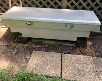 Truck bed tool box