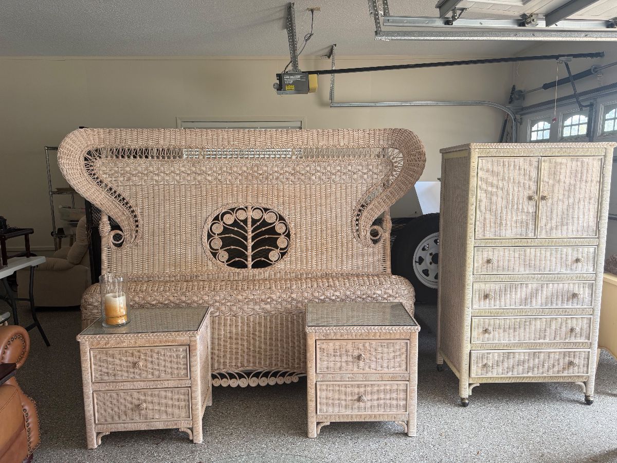 King Henry Link bedroom set