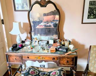Vintage Sligh Furniture Company 3 pc Set - Vanity Table & Mirror