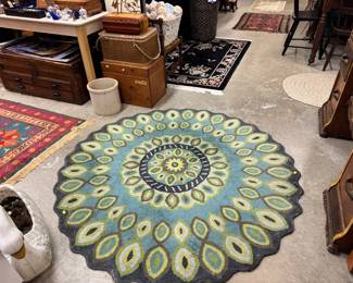 Round "peacock" inspired rug