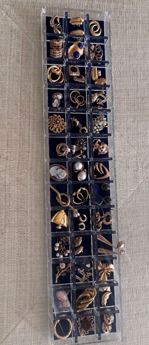 LARGE SELECTION OF GOLD EARRINGS, PINS AND RINGS