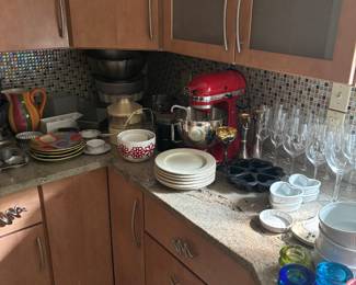 KITCHEN AID BLENDER AND KITCHEN ITEMS
