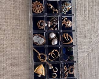 LARGE SELECTION OF GOLD EARRINGS, PINS AND RINGS