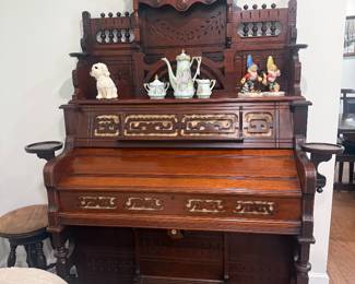 Antique Victorian Era Pump Organ in working condition