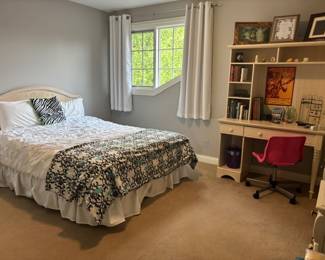 Bedroom w/Queen Bed/Duvets