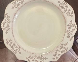 HOME HMQ33 Cream & Pink Scalloped Dinner Plate