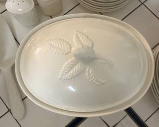 Mikasa English Countryside White 2 Quart Oval Covered Casserole