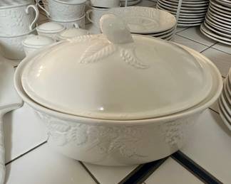Mikasa English Countryside White 2 Quart Oval Covered Casserole