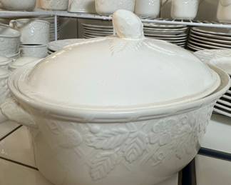 Mikasa English Countryside White 2 Quart Oval Covered Casserole