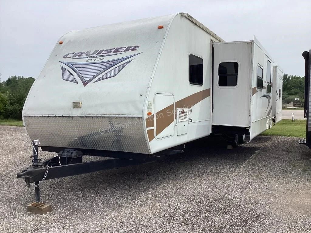 2011 Cruiser Cross Roads CTX 32’ Travel Coach
