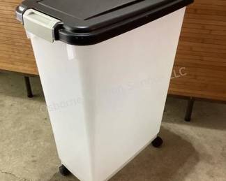 Pet food container