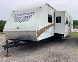 2011 Cruiser Cross Roads CTX 32’ Travel Coach