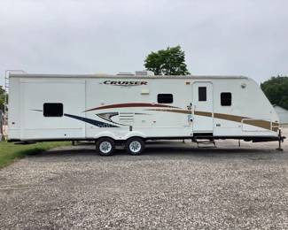 2011 Cruiser Cross Roads CTX 32’ Travel Coach