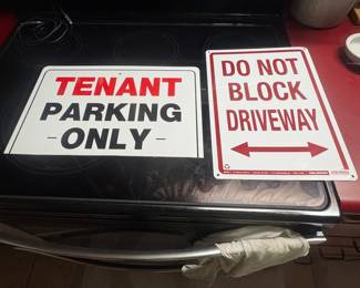 Parking on the cul-de-sac is limited to ONLY the residents!!