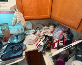 Full set of dishes, plus more bakeware to match (not pictured)